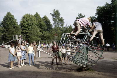 852377 Afbeelding van de speeltuin bij het café-restaurant De Pyramide van Austerlitz (Zeisterweg 98) te Woudenberg.